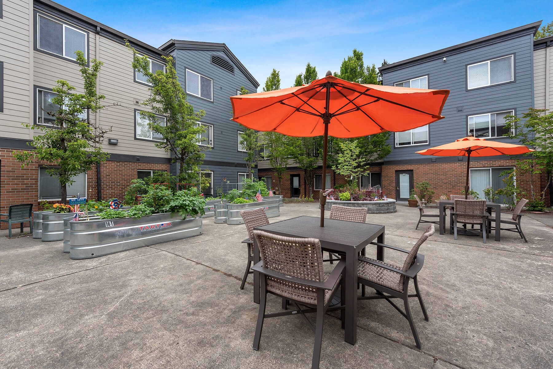 Courtyard seating at Meridian Court Apartments in Federal Way WA